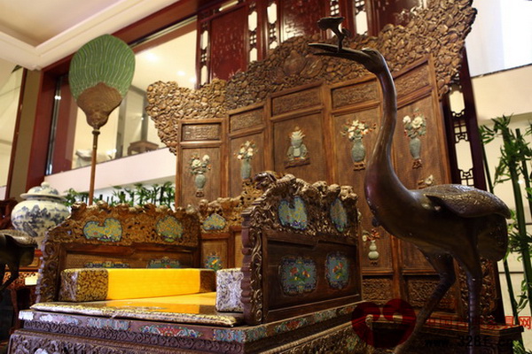 波記家具展廳擺放的古典寶座