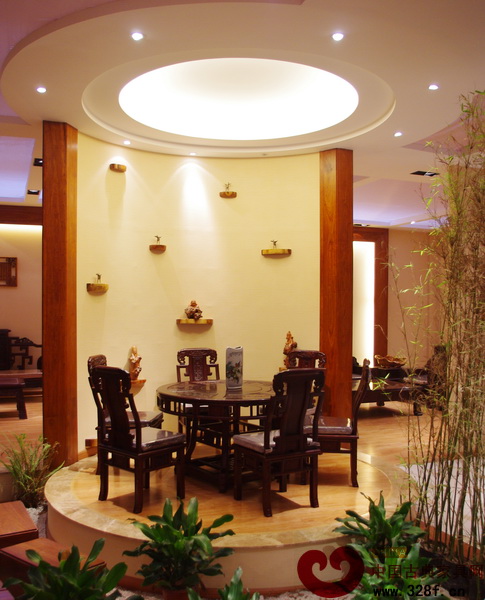 大涌紅木家具工藝城內(nèi)商戶的紅木展廳內(nèi)景