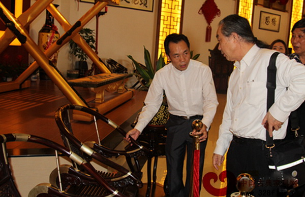 濮安國(guó)細(xì)致地了解了頭把交椅的構(gòu)造和寓意