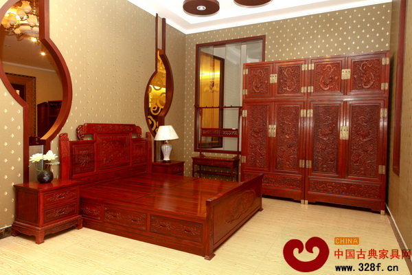 華成軒展廳內(nèi)的紅木精品