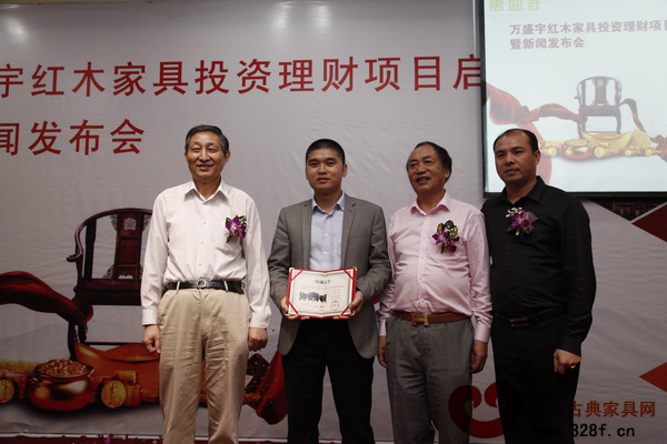 專家顧問曹靜樓、馮文土為簽約客戶頒發(fā)收藏證書