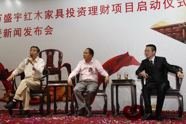 專家顧問曹靜樓、馮文土以及萬盛宇紅木總經(jīng)理朱颯颯在現(xiàn)場解答嘉賓問題