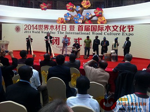 2014世界木材日暨首屆國際木文化節(jié)閉幕式上,中外木藝術(shù)家現(xiàn)場獻藝