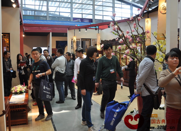 深發(fā)紅木展館內(nèi)參觀者絡繹不絕