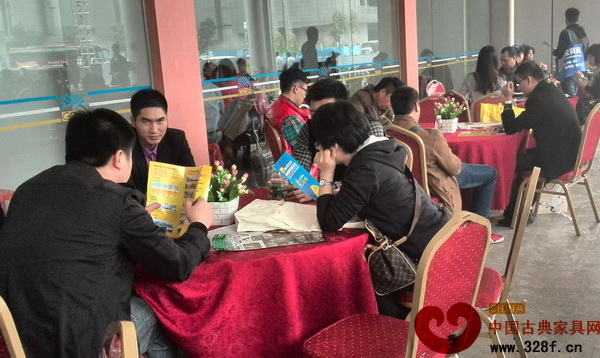 觀眾收到邀請(qǐng)函認(rèn)真閱讀