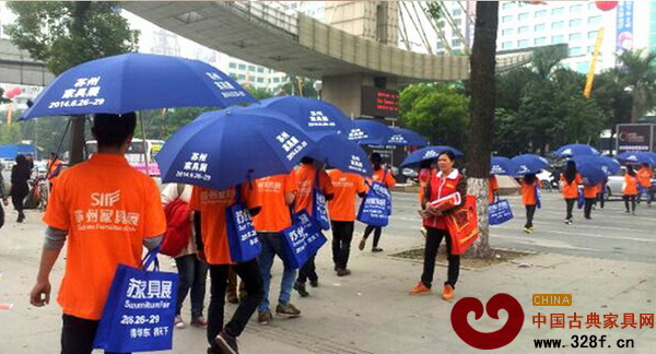 志愿者組成“傘兵”宣傳隊(duì)伍