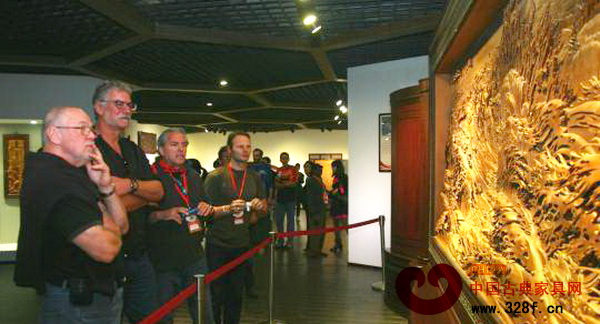 國外木雕藝術(shù)家參觀嘉善國際木雕城內(nèi)的木雕世博中國館