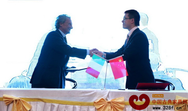 美聯(lián)家私(右)與意大利意境國際簽署合作協(xié)議