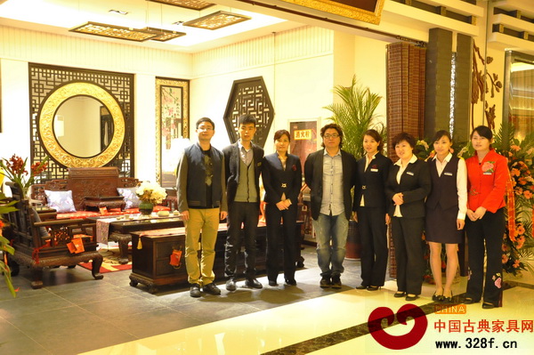 戴為紅木總裁戴愛國(guó)(左四)與西安鉆石店員工合影留念