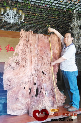 黃振成丈量海南黃花梨雕刻品