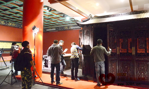 《中國手·東陽木雕》攝制組在東陽市紫檀博物館拍攝