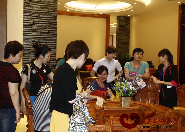 眾多團(tuán)友駐足于雅仕軒紅木展廳選購(gòu)家具