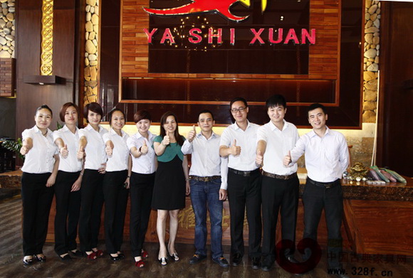 雅仕軒紅木總經(jīng)理(右四)攜其夫人和雅仕軒紅木銷(xiāo)售團(tuán)隊(duì)合影