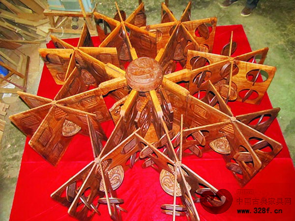 天水木雕作品《天地開(kāi)寶照,日月風(fēng)水明》立體展示伏羲卦象