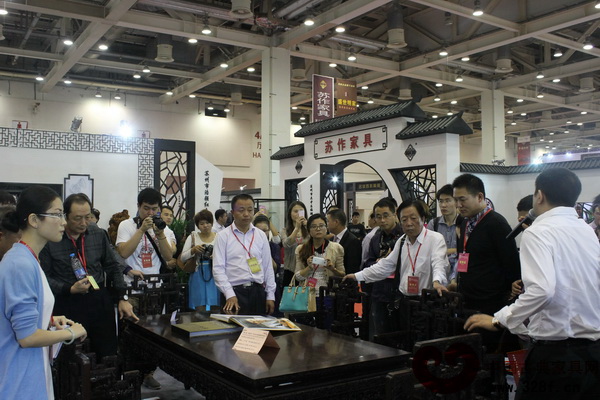 蘇作展廳現(xiàn)場觀眾云集