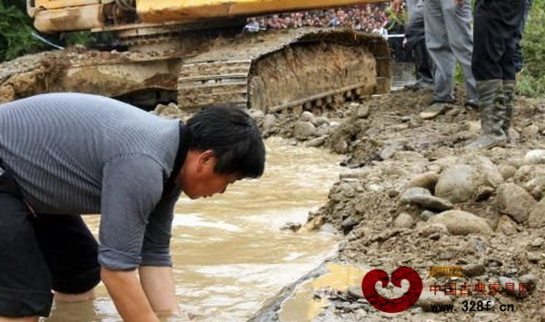 烏木發(fā)現(xiàn)者陳金林在現(xiàn)場參與挖掘