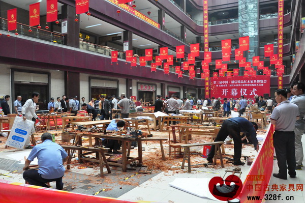 東陽市第二屆紅木家具行業(yè)榫卯結(jié)構(gòu)技藝比賽現(xiàn)場(chǎng)