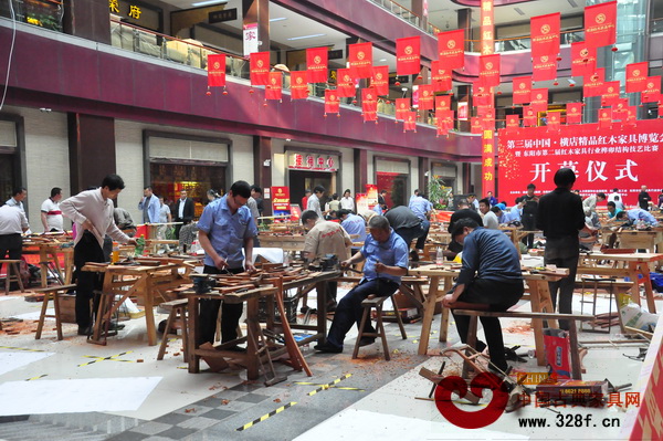 第二屆東陽市紅木家具行業(yè)榫卯結(jié)構(gòu)技藝比賽現(xiàn)場