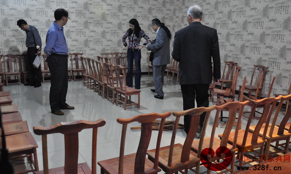 第二屆紅木家具行業(yè)榫卯結(jié)構(gòu)技藝比賽評(píng)比現(xiàn)場(chǎng)