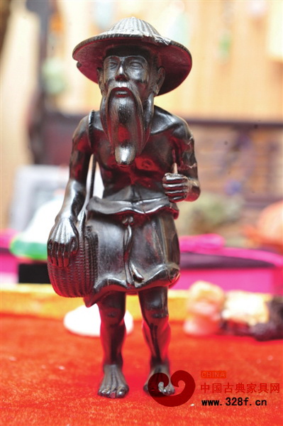 陳先生展示的牛毛紋小葉紫檀擺件