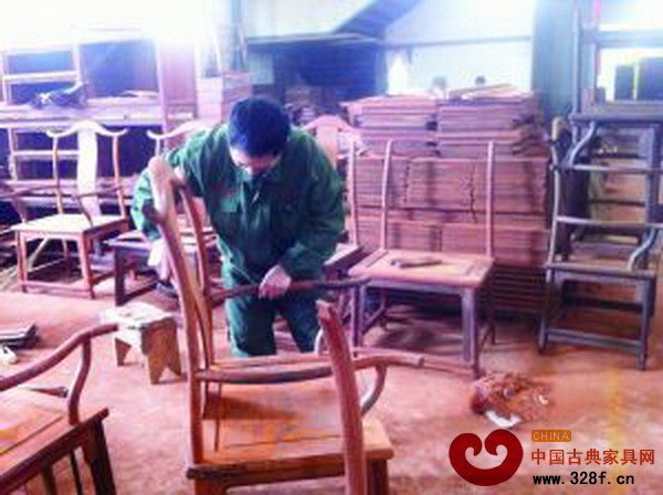 紅木家具工匠遭遇難尋接班人困局