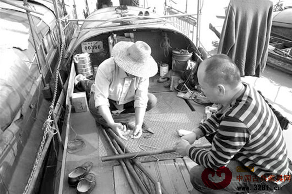 演示如何往江底烏木上套繩子