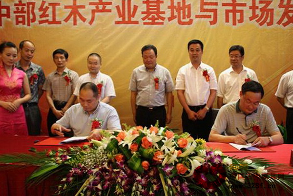 振宇紅木董事長王建良簽署中部紅木產(chǎn)業(yè)園項(xiàng)目