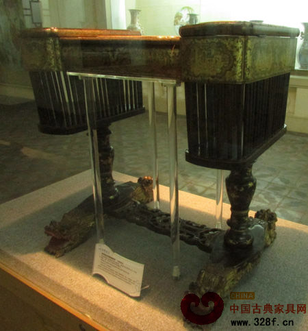 清代黑漆描金縫紉臺