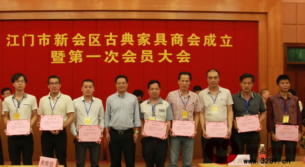 新會(huì)區(qū)委常委黃偉民為副會(huì)長(zhǎng)頒發(fā)證書