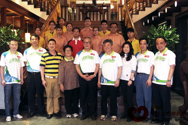 王志寶等領(lǐng)導(dǎo)一行與紅古軒團(tuán)隊在其展廳內(nèi)合影留念