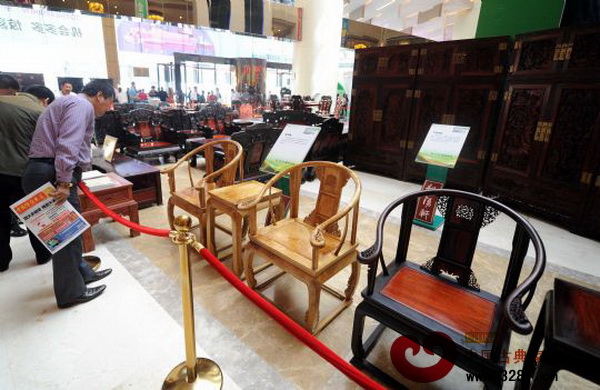 參觀者在欣賞家具展品