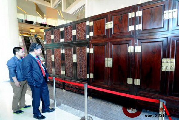 外國參觀者在欣賞交趾黃檀家具展品