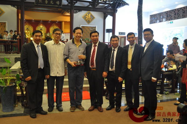 家寶紅木領導與寶鷹杯攝影比賽評委、獲獎者合影留念