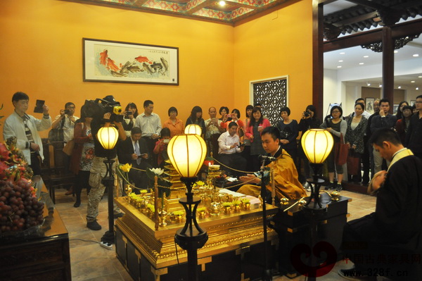 家寶紅木三寶佛開光儀式現(xiàn)場