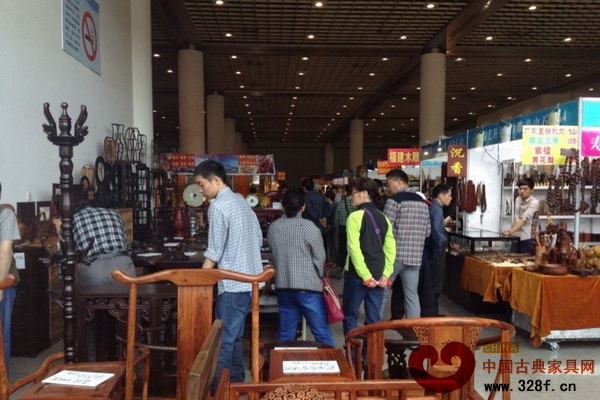 展會(huì)期間,參展者絡(luò)繹不絕