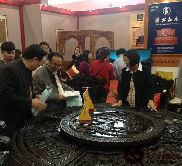第四屆中國·浙江工藝美術(shù)精品博覽會評審正在仔細觀看雅典紅木的作品