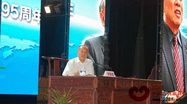 李肇星就坐、揮墨和激情演講的書臺(tái)、書椅均出自紅古軒