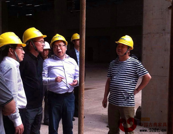 復(fù)星集團(tuán)董事長(zhǎng)郭廣昌(左二)一行視察中國(guó)木雕文化博覽城項(xiàng)目建設(shè)