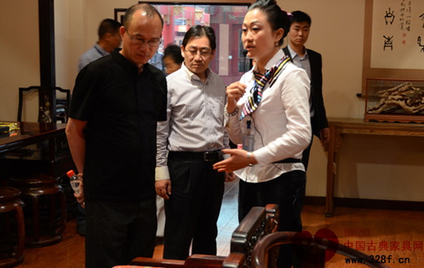 復(fù)星集團(tuán)董事長(zhǎng)郭廣昌(左一)正在認(rèn)真聽東陽(yáng)中國(guó)木雕城工作人員的講解