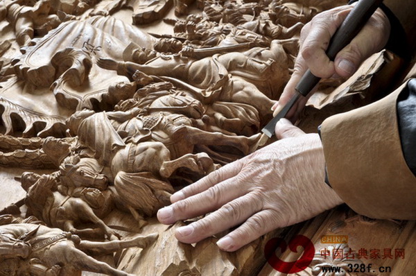 鴻庭軒對(duì)工藝和質(zhì)量的要求非??量?,董事長陳戴青很多時(shí)候?qū)Ξa(chǎn)品都會(huì)親自把控