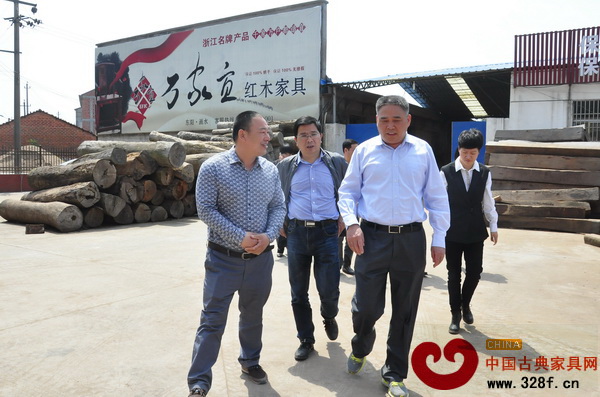 金華市委常委、東陽(yáng)市委書記徐建華（右二）一行參觀萬(wàn)家宜生產(chǎn)基地