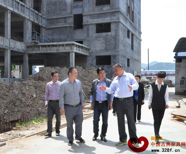 金華市委常委、東陽(yáng)市委書記徐建華（右二）一行參觀萬(wàn)家宜新建大樓