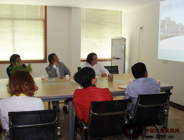 中國工藝美術大師陸光正以及畫水鎮(zhèn)政府領導等參加畫水紅木廣場規(guī)劃座談會