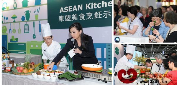 “東盟美食烹飪示范”節(jié)目在香港家庭用品展上推薦“越南雞米紙卷”,大廚現(xiàn)場制作,觀眾亦參與制作