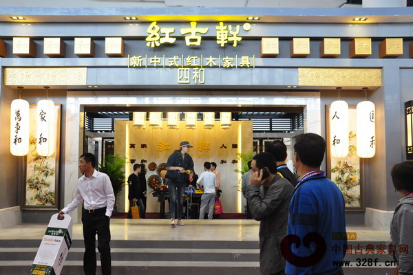 在廣州展上,一位參觀者走出紅古軒的四和展廳