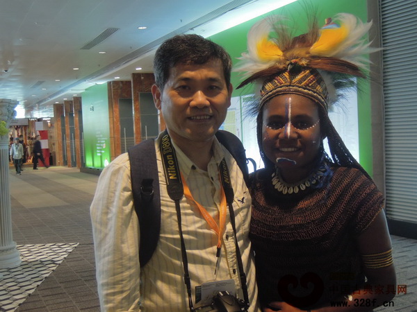 作者王周(左)與舞者合影