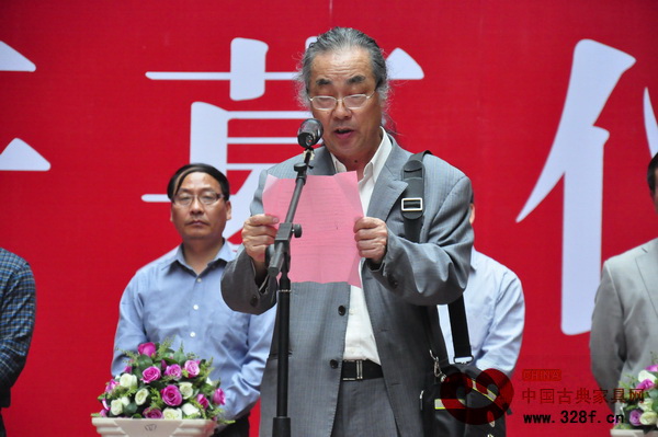 中國明式家具研究所所長、國家工藝美術(shù)專家?guī)斐蓡T濮安國宣布比賽結(jié)果