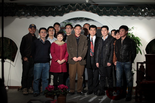 《盛世紅木》參與人員與中國文物學(xué)會專家委員會專家曹靜樓合影