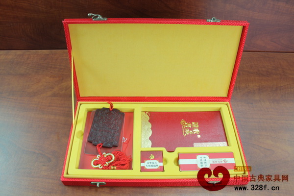 永華家具內(nèi)含“三證一書(shū)”的收藏錦盒