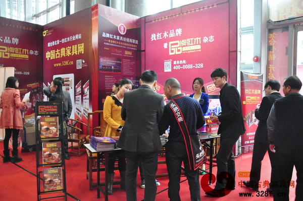 中國(guó)古典家具網(wǎng)、《品牌紅木》雜志在中山紅木展上的展位引眾人圍觀